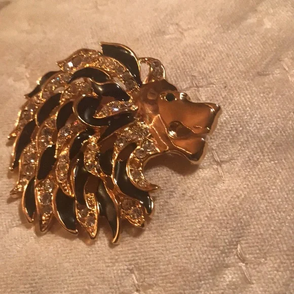 Vintage Lion’s Head brooch,  has black enamel encrusted with clear rhinestones - Picture 2 of 3